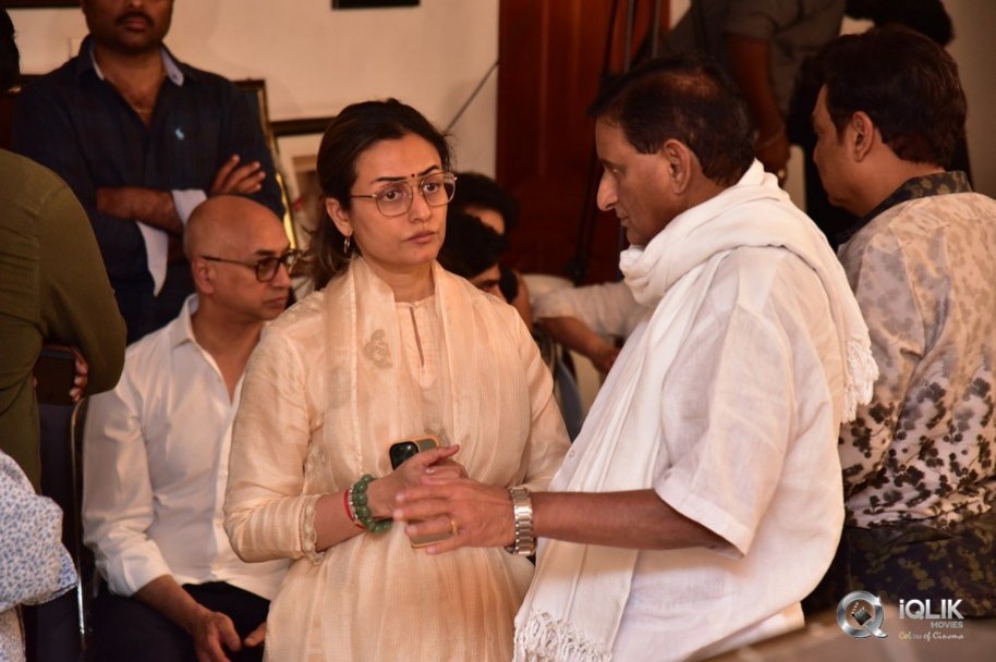 Celebrities-pay-homage-to-superstar-Krishna